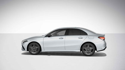 Mercedes A Klasse 180 Berline AMG Line | Panoramisch Dak | Head-Up Display | 360° Parkeerpakket | Memory Zetels | Nightpack | Verwarmde Zetels | Widescreen | Smartphone Integratie |