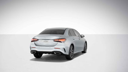 Mercedes A Klasse 180 Berline AMG Line | Panoramisch Dak | Head-Up Display | 360° Parkeerpakket | Memory Zetels | Nightpack | Verwarmde Zetels | Widescreen | Smartphone Integratie |