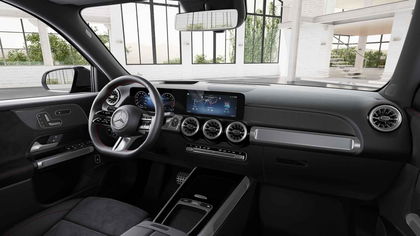Mercedes GLB 180 AMG Line | Panoramisch Dak | Head-Up Display | 360° Parkeerpakket | Memory Zetels | Multibeam | Nightpack | Smartphone Integratie | Verwarmde Zetels | Widescreen |