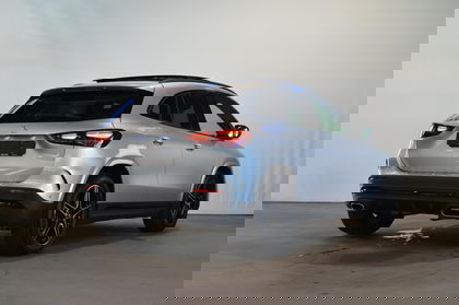 Mercedes GLA 180 D AMG Line | Panoramisch Dak | Head-Up Display | 360° Parkeerpakket | Nightpack | Memory Zetels | Smartphone Integratie | Verwarmde Zetels | Widescreen |