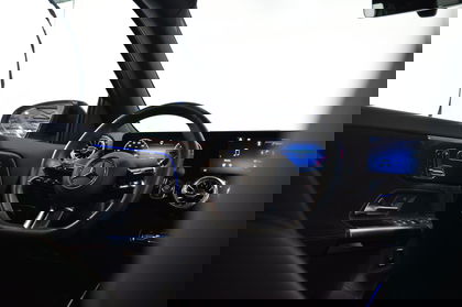 Mercedes GLA 180 D AMG Line | Panoramisch Dak | Head-Up Display | 360° Parkeerpakket | Nightpack | Memory Zetels | Smartphone Integratie | Verwarmde Zetels | Widescreen |