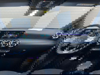 Mercedes Classe A 250 e Hatchback AMG Line | Panoramisch Dak | Head-Up Display | 360° Parkeerpakket | Memory Zetels | Verwarmde Zetels | Widescreen | Smartphone Integratie |