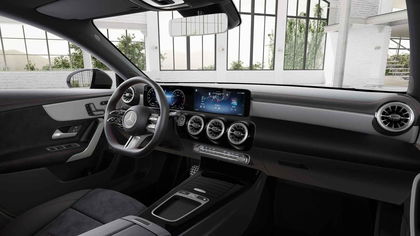 Mercedes CLA 180 Coupé AMG Line | Panoramisch Dak | Head-Up Display | Memory Zetels | 360° Parkeerpakket | Nightpack | Verwarmde Zetels | Smartphone Integratie | Widescreen |
